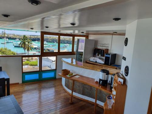 阿约拉港Casa Ocean Pier的厨房设有窗户,享有码头的景致。