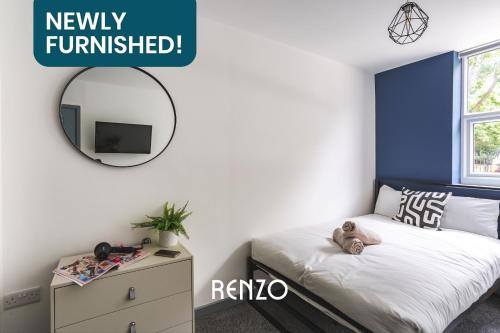 德比Incredible 1-bed Apartment in Derby by Renzo, Central Location!的一间卧室配有一张床和镜子