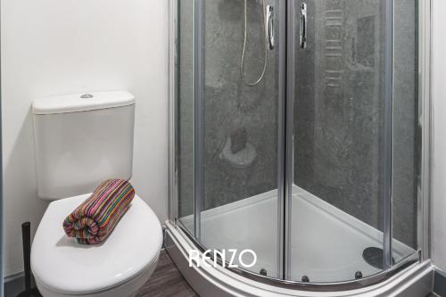 德比Incredible 1-bed Apartment in Derby by Renzo, Central Location!的一间带卫生间和淋浴的浴室