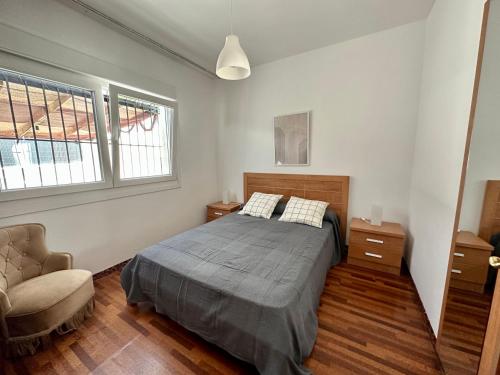 拉科鲁尼亚CasaLola - Corme Porto的一间卧室配有一张床和一把椅子