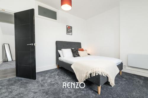 诺丁汉Charming 2-bed Apartment in Nottingham by Renzo, Modern Design, Brilliant Location的一间卧室配有一张床和一个黑色橱柜