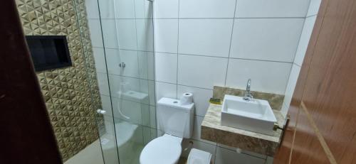 卡马萨里casa confortável的一间带卫生间和水槽的浴室