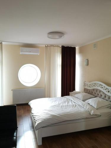 ChistilovCarpe Diem的卧室配有白色的床和窗户。