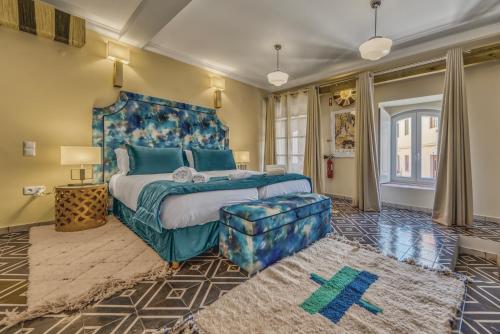 西尔韦斯Casa Riad Yasmin的一间卧室配有一张大床和蓝色床头板