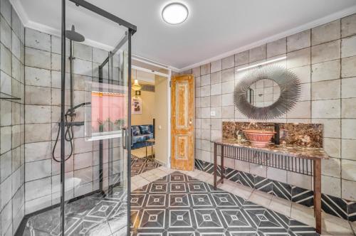 西尔韦斯Casa Riad Yasmin的带淋浴和镜子的浴室