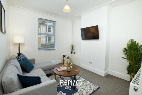 LincolnshireCharming 2-bed Townhouse in Lincoln by Renzo, Free Wi-Fi, Ideal for contractors的带沙发和电视的客厅
