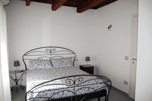 洛雷托Giolo House的一间卧室设有黑色的床和白色的墙壁