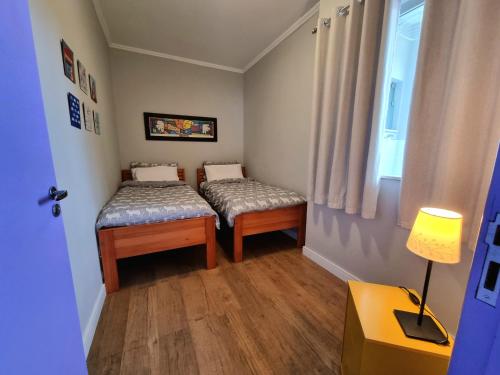圣洛伦索Casa Gómez的小型客房 - 带2张床和窗户