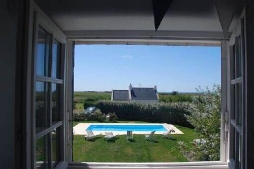 班戈Maison "Ker Galinette " , Belle-Ile-En-Mer, Piscine chauffée et Jacuzzi的从窗户可欣赏到游泳池的景色