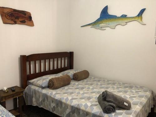 阿拉亚尔-杜卡布Suíte Trilha do Sol 2的卧室配有一张墙上有鱼的床