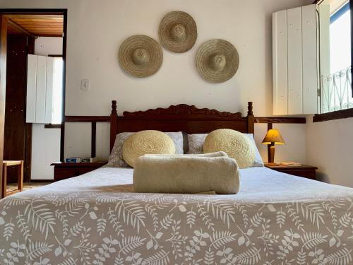 伦索伊斯Hospedaria Tayrona的一间卧室配有一张大床和床头板