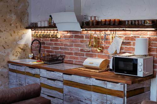下乌斯奇基PORANEK W GÓRACH的厨房柜台配有微波炉和烤面包机。