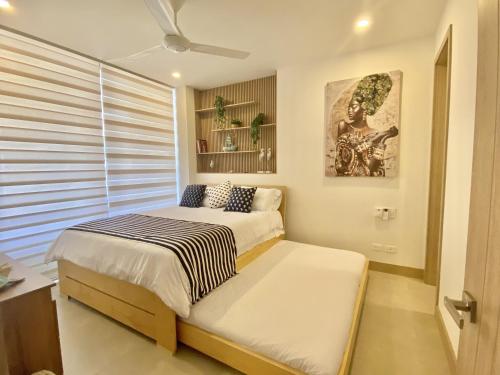 卡塔赫纳Fantastic Apartment/Beach Front Luxury的一间卧室设有两张床和窗户。