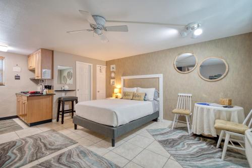 克利尔沃特卡米洛特海滩套房酒店的卧室配有一张床和一张桌子及椅子