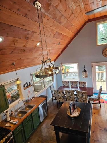 DaytonLAKEFRONT Home at Lake Chickamauga! Walk to the Marina!的厨房和带木制天花板的客厅