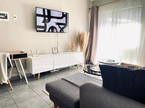 米德兰Central and peaceful 2-bedroom Apt #ZonaHomes的客厅配有沙发和桌子