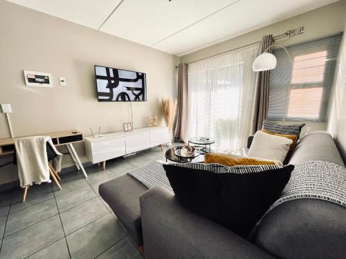 米德兰Central and peaceful 2-bedroom Apt #ZonaHomes的客厅配有沙发和桌子