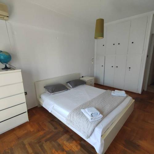 雅典CENTRAL ATHENS APARTMENT的卧室配有白色大床和梳妆台