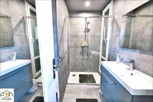 圣布里厄La Halte temporaire Seh’Loué的一间带两个盥洗盆和淋浴的浴室
