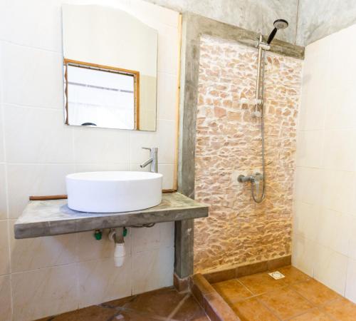 迭戈苏瓦雷斯Royal Sakalava的一间带水槽和淋浴的浴室