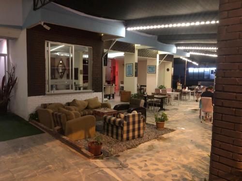 阿纳穆尔Anamur Butik Otel的大楼内客厅,配有沙发和桌子
