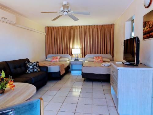 棕榈滩佐佐木公寓的酒店客房,设有两张床和一张沙发