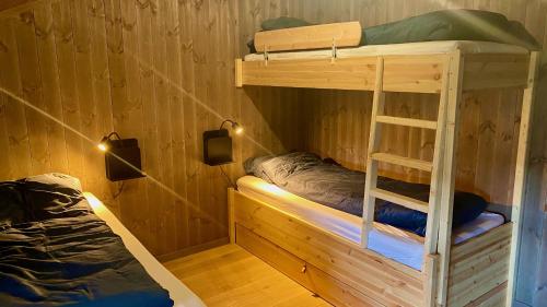 耶卢Budalstølen-ny og flott hytte-sentral beliggenhet的双层床间 - 带两张双层床