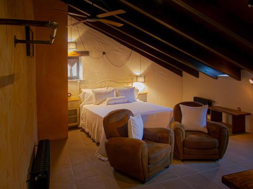 Coscojuela de SobrarbeHotel Posada Al Vent - Adults Only的卧室配有白色的床和2把椅子