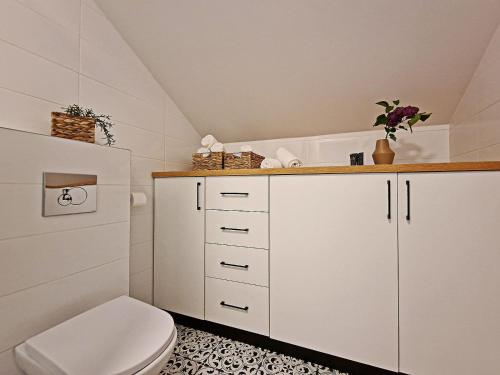JasionkaKarczma Ostoya的一间带白色橱柜和卫生间的浴室