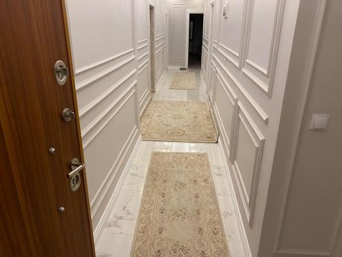 CizreLuxury Flat / Lux Daire Cizre的走廊上设有门,地板上铺有地毯