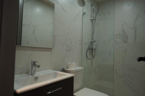 沃利迪耶Seashell的带淋浴、卫生间和盥洗盆的浴室