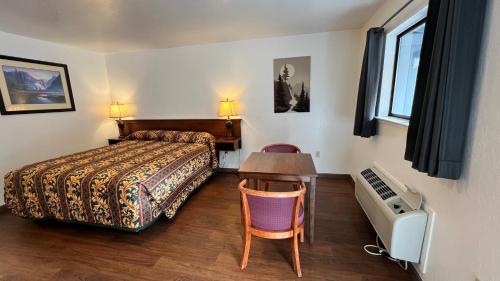 威利茨松塔汽车旅馆的一间卧室配有一张床和一张带电脑的书桌
