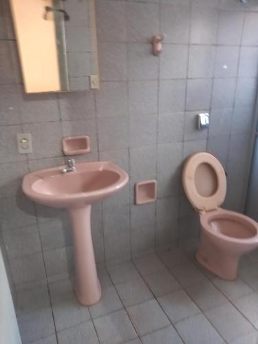 乌贝拉巴Kitnets para temporada的一间带粉红色卫生间和盥洗盆的浴室