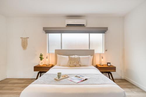恩塞纳达港Beach House by ULIV的卧室配有一张大白色床和窗户