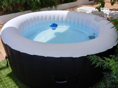伊斯纳哈尔La Villa, Alojamiento Rural的庭院内的圆形热水浴池
