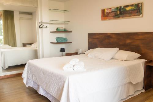 瓜拉派瑞Orquídea Café的一间卧室配有一张床,上面有两条毛巾