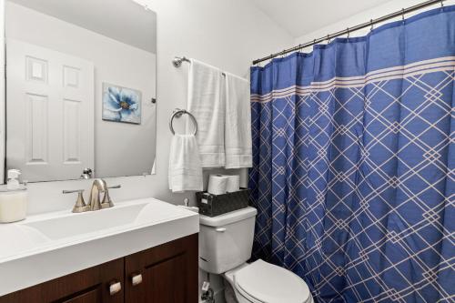 圣安东尼奥Divine Cargo的浴室设有卫生间和蓝色的浴帘。