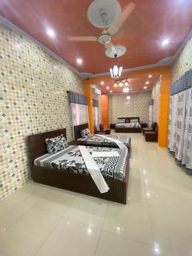 卡拉奇Jinnah inn Guest House的一间卧室,配有两张床