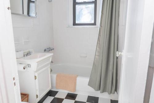 霍博肯Hoboken Haven – Heart of town!的浴室配有白色浴缸和水槽