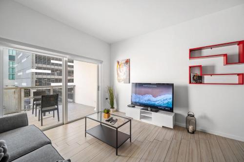 迈阿密Subtle 2 Bed in Edgewater Downtown with Free Parking的带沙发和平面电视的客厅