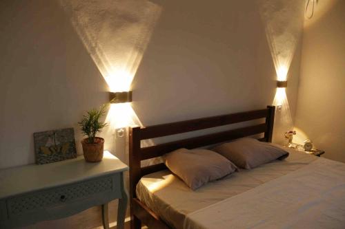 海法Lily’s house的一间卧室配有一张带两个灯的床