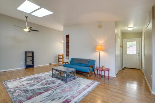 安克雷奇Pet-Friendly Anchorage Home - 8 Mi to Downtown!的客厅配有蓝色的沙发和桌子