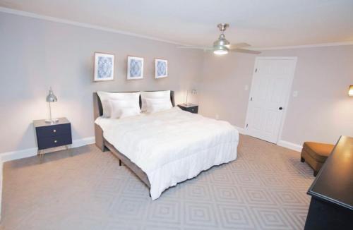 新奥尔良Treme Treasure的卧室配有一张白色的大床和一张沙发。