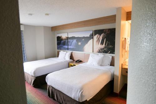 弗林特弗林特机场罗德威旅馆的一间酒店客房,房间内设有两张床