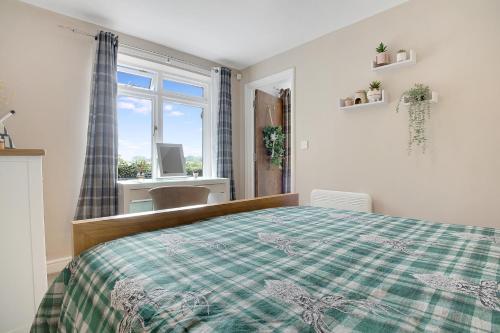 里士满Frenchgate Holiday Stay的一间卧室配有一张带绿色和白色毯子的床