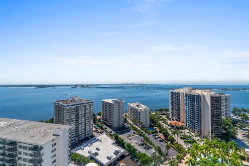 迈阿密财富之家套房公寓式酒店的建筑和海洋的空中景观