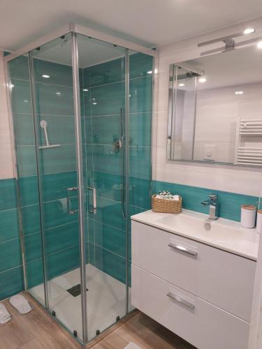 玛格丽塔萨沃亚LA MAISON D&D的一间带玻璃淋浴和水槽的浴室
