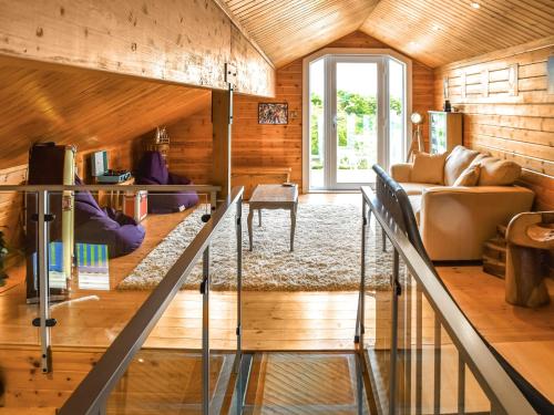 弗里顿诺福克Wild Grape Lodge的客厅配有沙发和桌子