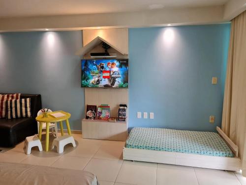 康德Tabatinga Residence Flat Family Kids 04的一间卧室设有一张床和蓝色的墙壁