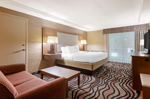尼亚加拉瀑布峰会贝斯特韦斯特酒店的酒店客房,配有床和沙发